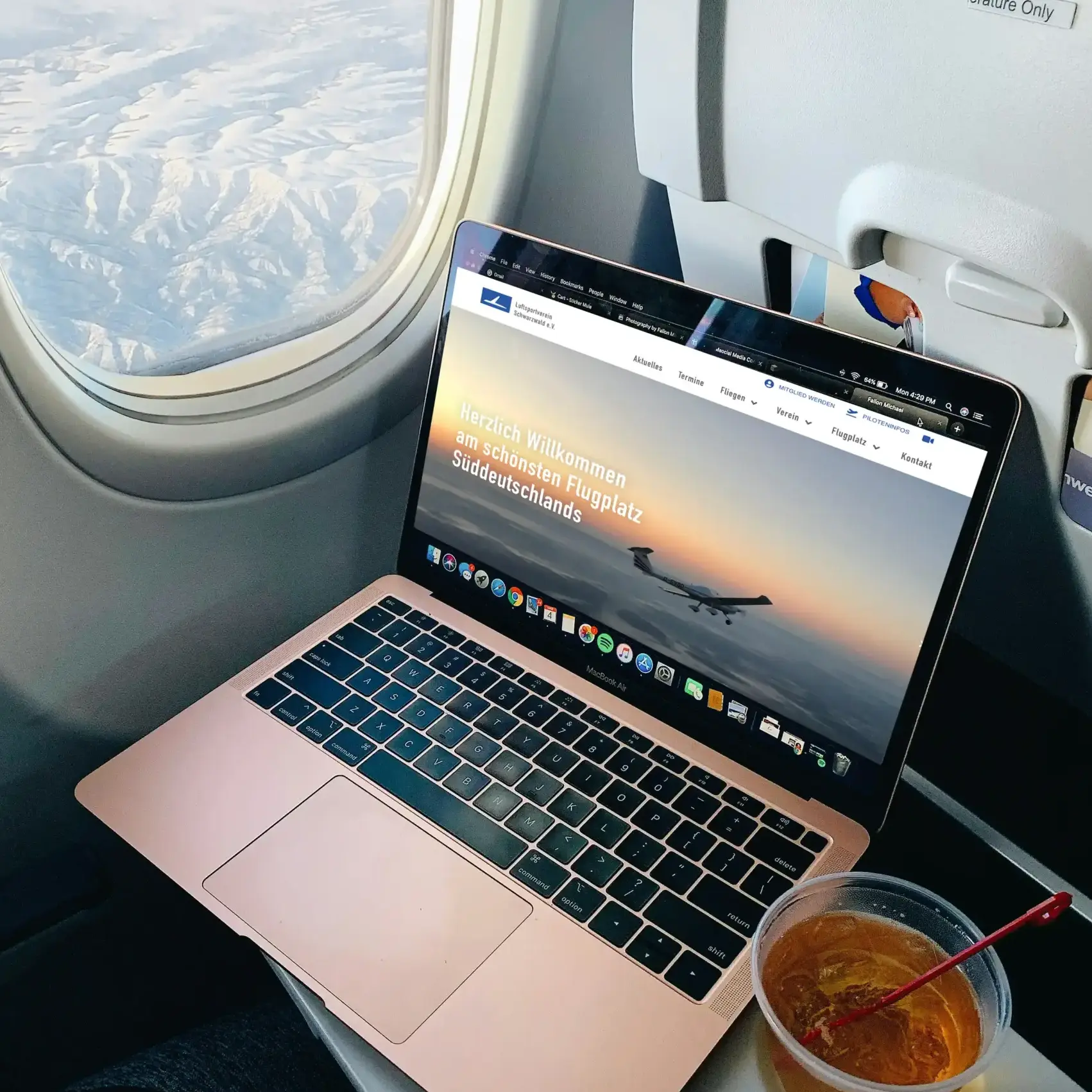 Laptop auf einem Klapptisch im Reiseflugzeug zeigt die Website vom LSV Schwarzwald